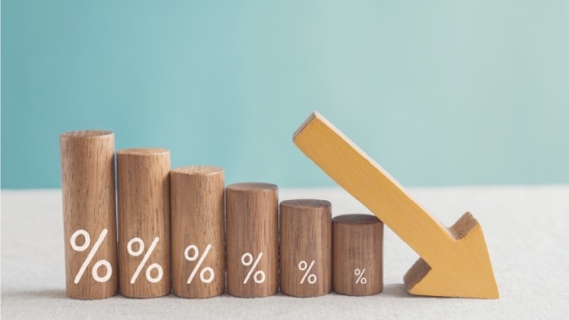 Wooden block graph with percentages and yellow arrow.