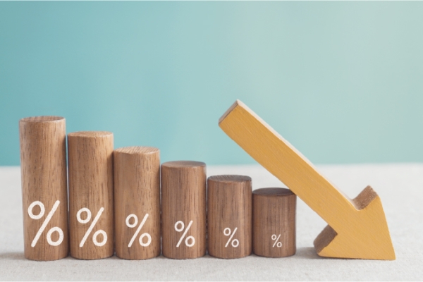 Wooden block graph with percentages and yellow arrow.