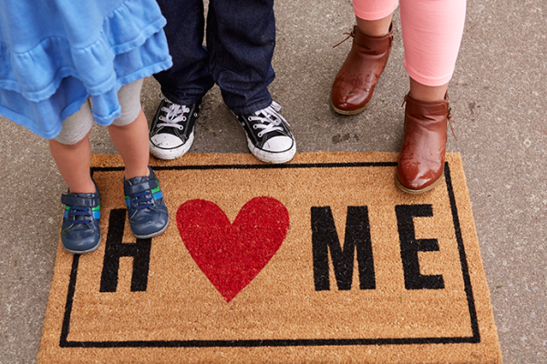 welcome home door mat with kids feet